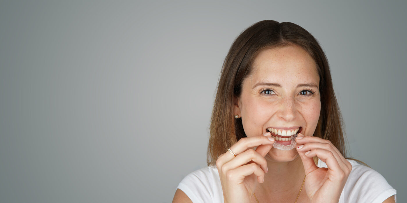 Junge Frau mit Aligner
