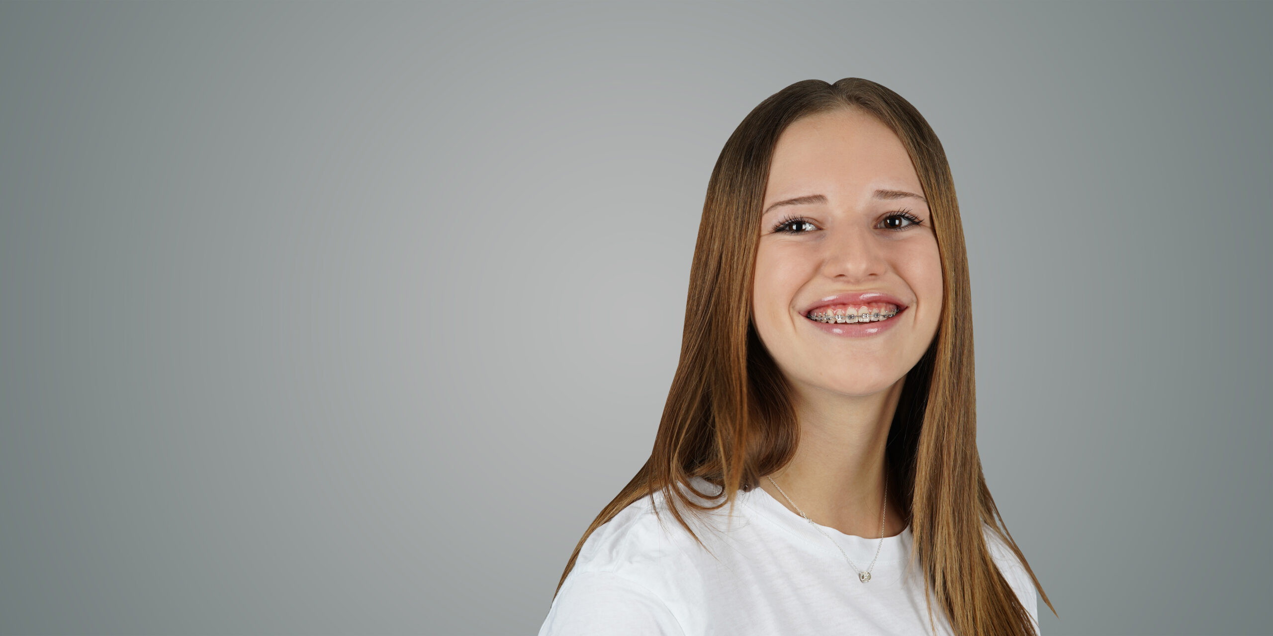 lächelndes Mädchen Zahnspange