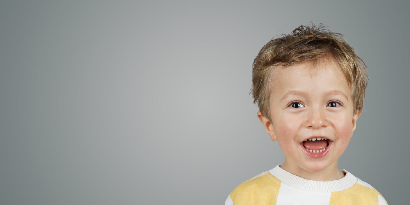 lachender kleiner Junge Milchzahngebiss